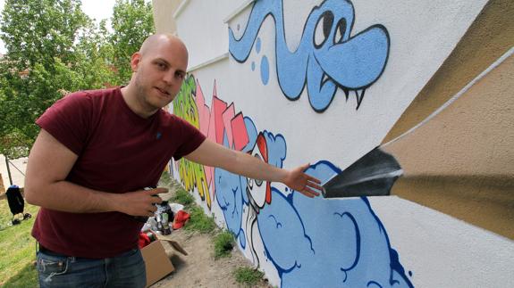 El grafitero segoviano Pablo Rubio pone color a los muros del Andrés Laguna