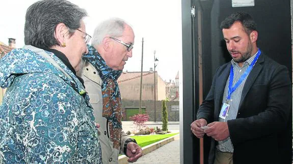 Azucena Bernal y Valeriano Castillón inician el recorrido por las tres sedes de la exposición en la iglesia de San Andrés. 