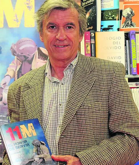 Alfonsp del Álamo, con su libro. 