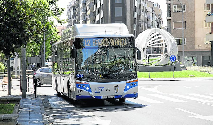 Uno de los autobuses de la línea 12 a su paso por la glorieta de la UDS, en el centro de la ciudad. 