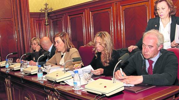 Presidencia del Pleno celebrado ayer en la Diputación Provincial. A la derecha, el diputado de Hacienda, Javier San Millán