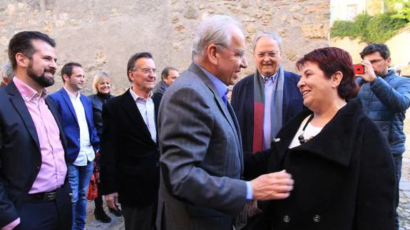 Alfonso Guerra saluda a la alcaldesa de segovia, Clara Luquero, al llegara a la Real Academia de San Quirce.
