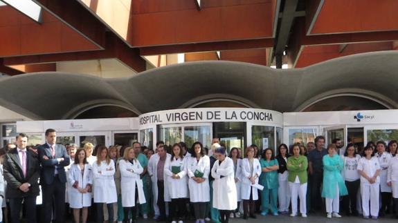 Los compañeros de Fernando Casquero concentrados en las puertas del hospital