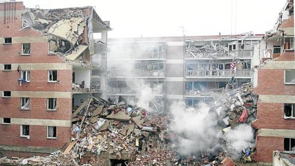 Edificios de la calle Gaspar Arroyo derruidos tras la explosión de gas. GABRIEL VILLAMIL