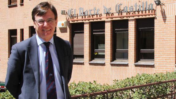 Jua Ignacio Diego Ruiz, frente a la fachada de El Norte de Castilla en Palencia. 