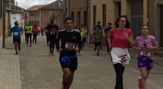 Participantes en la carrera solidaria. 