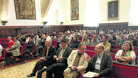 Profesores de la Universidad de Salamanca asisten a una reunión del Claustro.