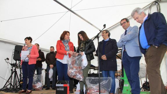 La alcaldesa de Cantimpalos, Inés Escudero, entrega a Estibaliz Fernández la bolsa con los chorizos. 