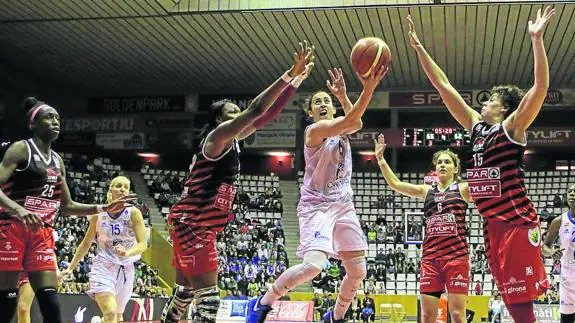 Silvia Domínguez realiza una entrada a canasta ante tres rivales de Girona.