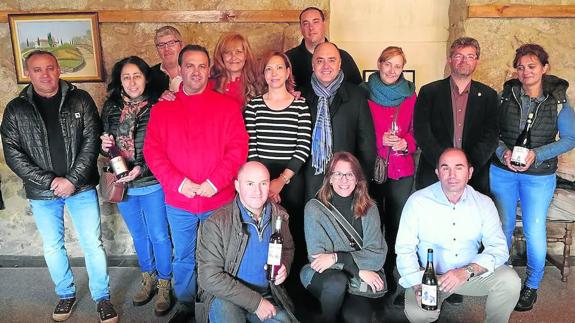 Representantes de las distintas bodegas de la Denominación de Origen Protegida Sierra de Salamanca con las autoridades asistentes a la IICata de Primavera y la gerente de la Ruta del Vino Sierra de Francia, tras finalizar el acto.