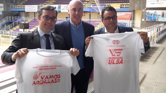 Javier Gómez, de Comercial Ulsa, Mike Hansen, presidente del club, y Óscar Mendiluce, de Carramimbre, posan con las camisetas que se regalarán el viernes. 