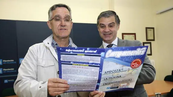 Gonzalo Pérez y Enrique Hermoso, con los folletos de los campamentos.