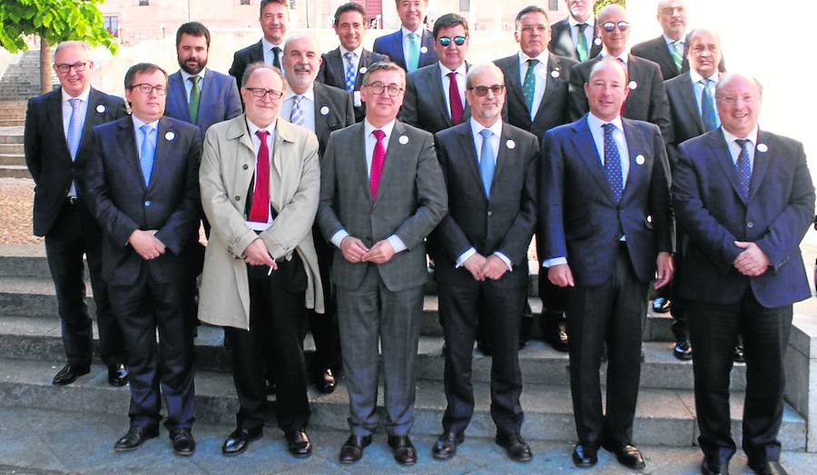El rector, Esteban y Cabero posan con el Consejo de Entidades Colaboradoras.