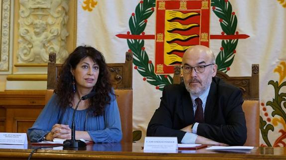 Ana Redondo y Juan González-Posada, en el Ayuntamiento. 