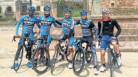 Ciclistas del equipo Kuwait Cartucho.es posan durante un entrenamiento en la calle Argilo de Brañosera.