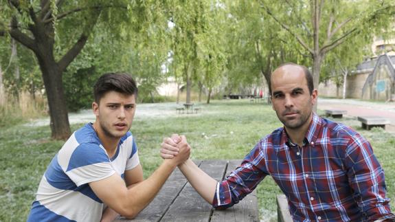 El capitán del Cristo, Viti, echa un pulso, previo al derbi del sábado con el capitán del Villamuriel, Tuco.