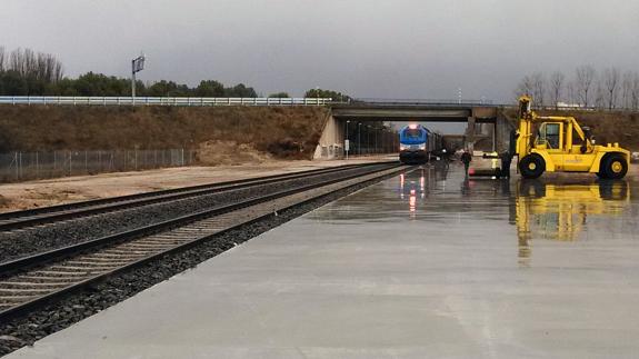 Un convoy cruza la línea férrea de Aranda de Duero. 