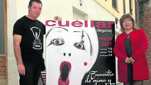 Sonia Martín y Jesús Puebla, junto al cartel del encuentro. 