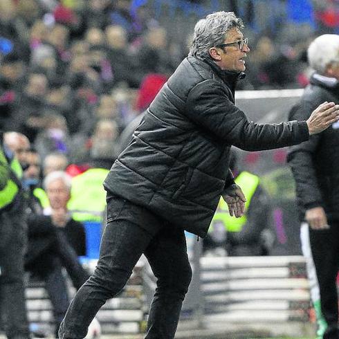 Fabregat da instrucciones en la banda, durante un partido de Copa ante el Atlético de Madrid.