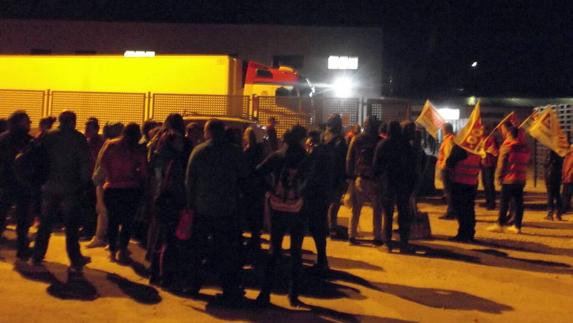 Piquetes informativos a la entrada de Uvesa, en Cuéllar, en la huelga de abril.