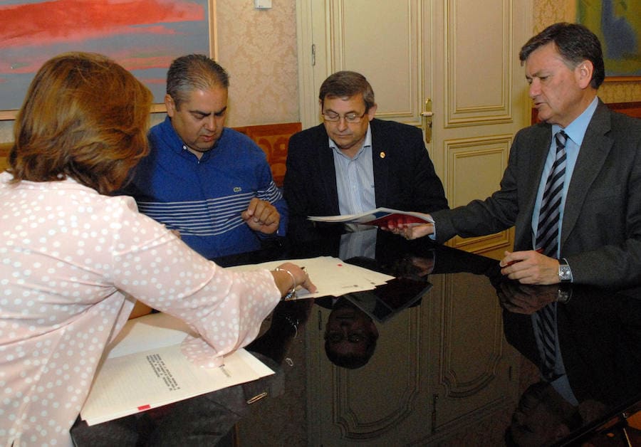 Firma del convenio entre el Ayuntamiento de Turégano y la Diputación de Segovia. 