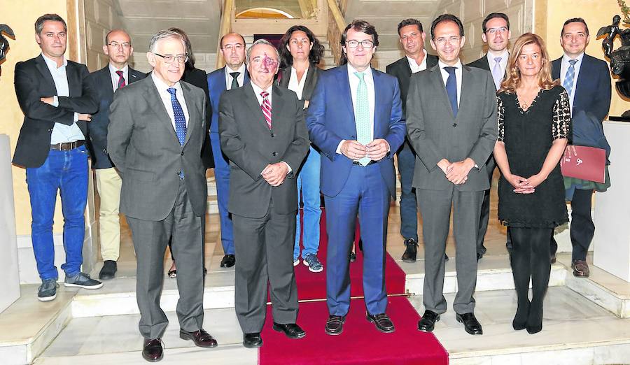 Foto de familia del alcalde con representantes del comité de expertos. 