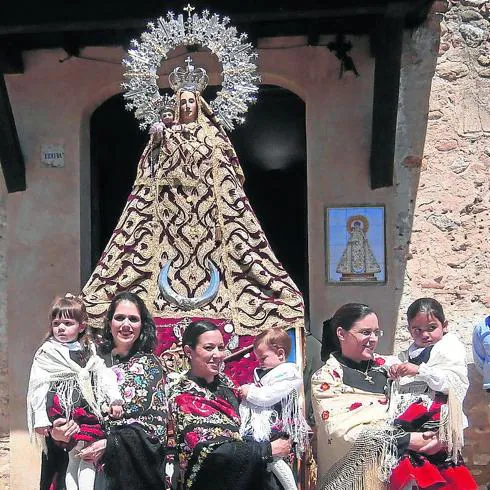 Las jóvenes madres, delante de la Virgen de la Cruz. 