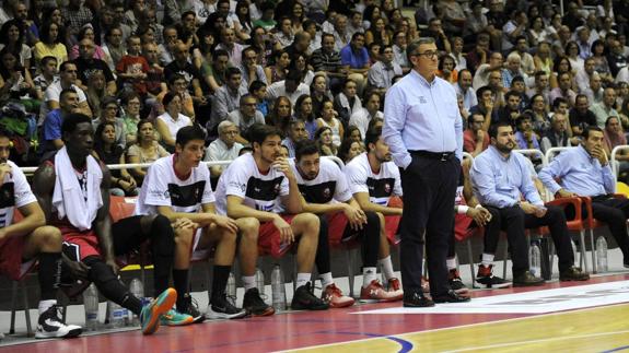 Paco García, técnico del Comercial Ulsa, en un partido en el polideportivo Pisuerga.