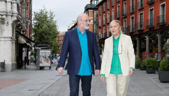 Fernando Aramburu y María España caminan en dirección a la Plaza Mayor. 