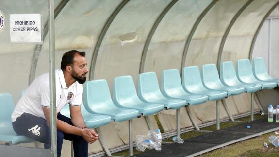 El entrenador Santi Sedano, en el banquillo de La Balastera.