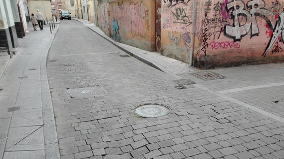 : Bache en el barrio de la Lana de Zamora, cuyo arreglo reclama el PP. 