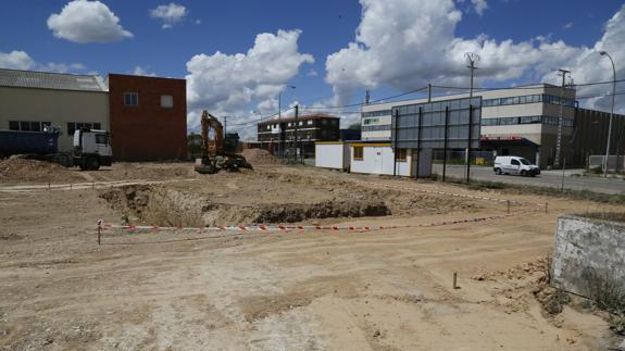 Las máquinas trabajan ya en la construcción de la nueva planta de Cortes Metalúrgicos Oviedo en San Cristóbal.