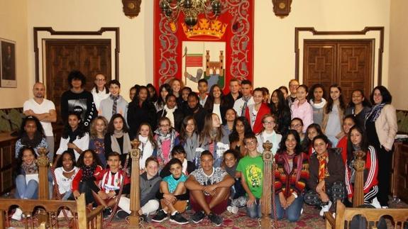 Grupo de alumnos de la Isla Reunión de visita en el Ayuntamiento de Zamora.