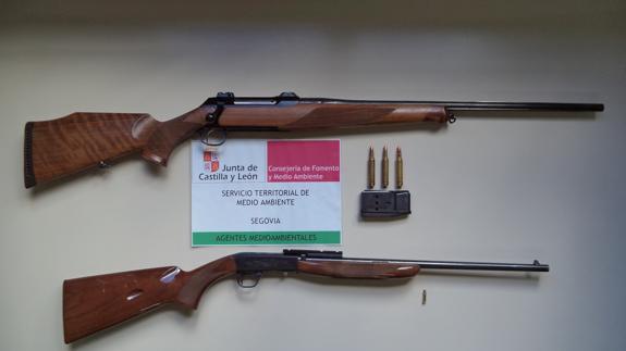 Rifle y carabina que, cargados, transportaba en un vehículo el cazador detenido en Segovia