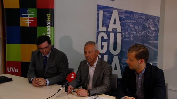 Firma del acuerdo en el Consistorio de Laguna.