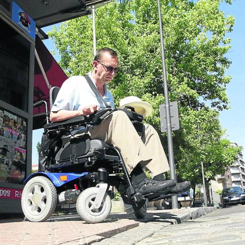 Una persona en silla de ruedas comprueba las barreras físicas a las que se enfrenta diariamente en las calles de la ciudad.