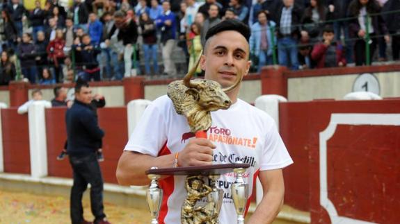 Eusebio Sacristán 'Use' con el trofeo de ganador. 