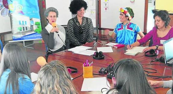 .Colectivo Sangre Fucsia junto a los participantes en el taller de radio del Espacio i de Ciudad Rodrigo.