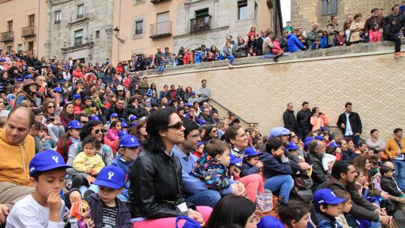 Aspecto de las plazas de san Martín y de Medina del Campo, rebosantes ayer de público de todas las edades durante uno de los espectáculos de Titirimundi. 