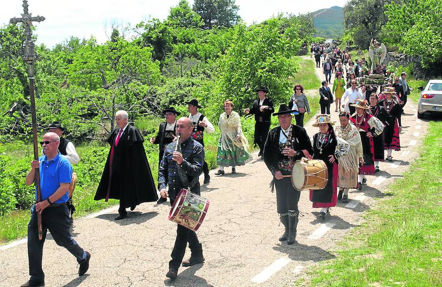 Los tamborileros y el Grupo Rescoldo abrían la procesión con la imagen de San Miguel Arcángel. 