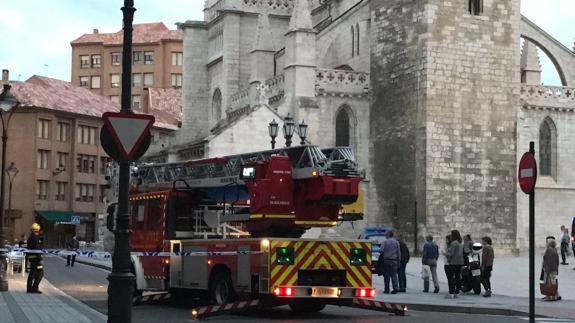 Los bomberos cortan en tráfico de la calle Solanilla para retirar los cascotes. 