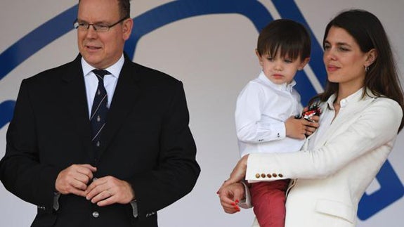 Alberto de Mónaco, el pequeño Raphaël y Carlota Casiraghi. 