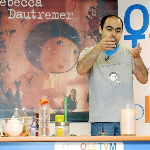 Javier Fernández Panadero, en una demostración de experimentos, en la librería Oletvm de Valladolid.