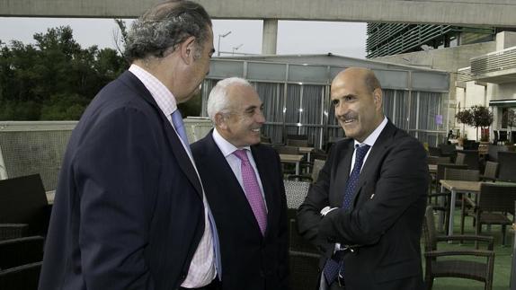 Martínez Campuzano, en el centro, conversa con Enrique Maganto (d) y Carlos Moyano, del Banco Sabadell.