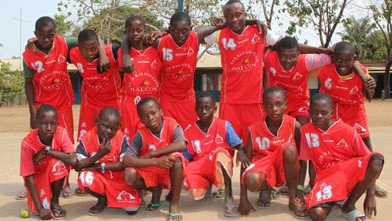 Jóvenes de Sierra Leona posan con la primera remesa de material deportivo enviado por el CB Avenida hace unos años.  