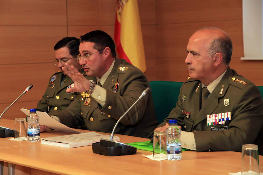 Los coroneles Luis Segura, José María Martínez Ferrer y Camilo Vázquez, en la rueda de prensa.
