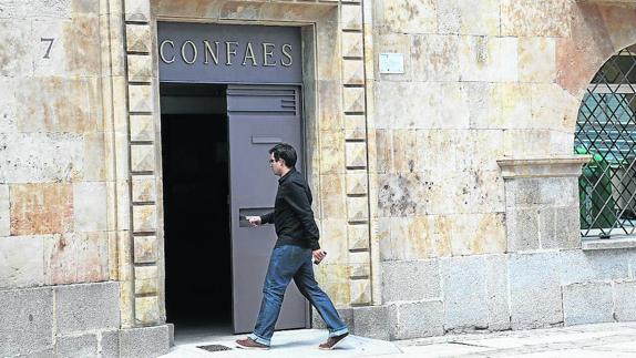 Una persona accede a la sede de Confaes.
