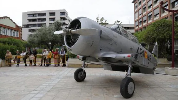 Maqueta a tamaño natural del Texan T-6 en la plaza de los Juzgados. 