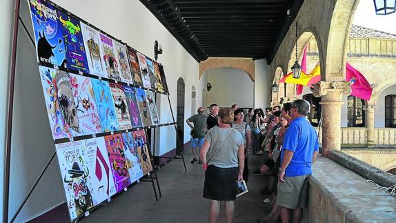 Exposición de carteles en la Casa Consistorial en agosto de 2016.