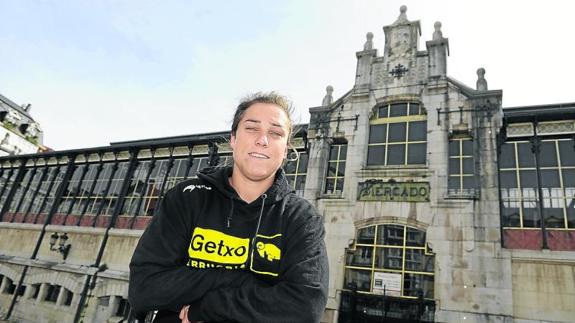 Carmen Pérez posa enfrente de la plaza del mercado. 